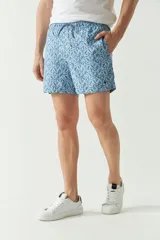 Short de baño con estampado de hojas en tonos azules, cintura elástica con cordón ajustable, bolsillos laterales y bolsillo trasero. Cuenta con logo bordado y tejido ligero de secado rápido.