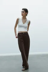 Camiseta negra de corte ajustado (slim fit) con escote en pico profundo y manga sisa.