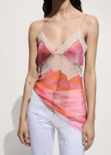 Top con estampado de cuadros en tonos rosados y naranjas, con terminaciones de encaje blanco, tirantes finos, escote de pico y tejido semitransparente.