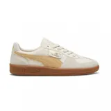 Championes urbanos Puma modelo Palermo LTH, con diseño de inspiración retro, confeccionados en cuero y gamuza en tonos crema y beige, con suela de goma color caramelo.