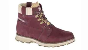 Botas Caterpillar modelo Charli Sassafras de caña baja, confeccionadas en gamuza color bordó. Presentan cuello acolchado tejido en tono beige, cierre mediante cordones con ganchos metálicos y suela de goma dentada en contraste.