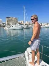 Short de baño con estampado floral en tonos azules y rosados, confeccionado en tela de secado rápido. Cuenta con cintura elástica, dos bolsillos laterales, un bolsillo trasero y malla interior hipoalergénica.