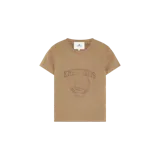 Remera de manga corta color tostado, con cuello redondo y estampa frontal vintage desgastada con texto y diseño gráfico de Eme Studios.