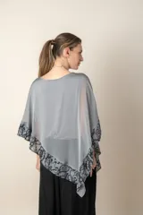 Blusa irregular en gasa de seda natural color gris, con zócalo en tul bordado en color gris plata.