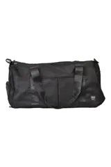 Bolso deportivo negro con doble asa corta y correa larga regulable. Tiene dos bolsillos frontales y cierre superior con cremallera.
