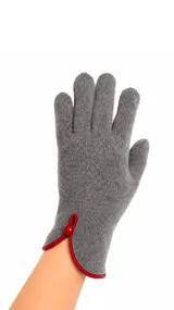 Guantes de punto en color gris, confeccionados en una mezcla de lana y cashmere. Presentan un diseño con ribete en color rojo y un detalle de cierre con botón esférico en la muñeca.
