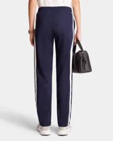 Pantalón deportivo azul marino de corte recto con raya lateral blanca, cintura elástica y logo de los Yankees bordado.