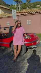 Remerón de corte holgado y diseño oversize, color violeta con cuello redondo en contraste color celeste. Confeccionado en algodón, presenta costuras visibles y un pequeño bordado en el pecho.