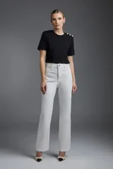 Pantalón de jean de corte recto color blanco.