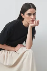 Remera de manga corta con calce relajado y cuello redondo, confeccionada en algodón puro.