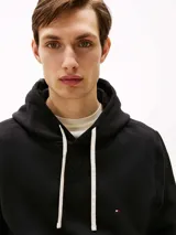 Buzo con capucha de Tommy Hilfiger en color negro, con cordones de ajuste en contraste, bolsillo frontal tipo canguro y logo pequeño bordado en el pecho.