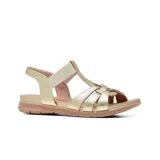 Sandalia de cuero Usaflex modelo Catri, color marfil con suela baja en tono marrón. Presenta diseño de tiras cruzadas en la parte delantera y tira elástica en el empeine.
