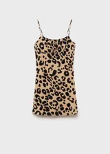 Vestido corto con estampado animal print de leopardo, tirantes finos y escote cuadrado. Confeccionado en tejido fluido con forro interior y cierre lateral invisible.