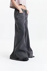 Pantalón de jean negro de tiro alto, corte oxford y pierna extra ancha.