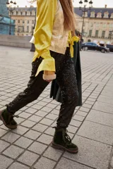 Pantalón babucha negro con lentejuelas.