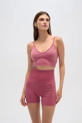 Top color rosa con breteles finos, corte al cuerpo, con elástico en la base y escote profundo.