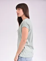 Remera negra de manga corta con escote en V, corte clásico y holgado.