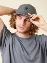 Gorra de béisbol color verde claro, de lona lavada, con logo bordado en el frente.