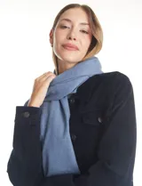 Bufandón de textura suave con terminación en flecos en los extremos.