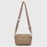 Cartera tipo bandolera de diseño compacto en color beige, confeccionada en material sintético ligero. Cuenta con un compartimento principal con cierre, un bolsillo frontal con cierre metálico, logo de la marca en el frente y correa ajustable con el nombre de la marca estampado.