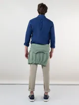 Camisa azul marino de hombre, marca El Ganso, confeccionada en algodón 100%, con cuello button-down, corte regular fit, manga larga terminada en puño simple y cierre con botones.