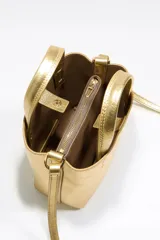 Bolso de mano mini color plateado, con doble asa corta y correa larga extraíble.