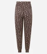 Pantalón de pijama tipo jogger, color marrón con estampado floral pequeño en blanco. Presenta cintura elástica con lazo de ajuste frontal y puños ajustados en los tobillos.