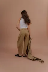 Pantalón de denim corte balón, color azul claro, con bolsillos frontales y diseño amplio en las piernas.