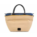 Bolso shopper tricolor de diseño color block en tonos beige, azul y amarillo, con asas de mano negras y cierre superior con cremallera.