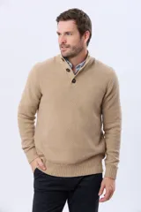Buzo tejido color beige con textura, cuello alto con botones y manga larga.