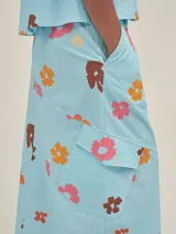 Falda larga celeste con estampado floral, estilo cargo, con cintura ajustable, tajo frontal y bolsillos laterales.