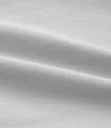 Camisa verde militar de manga larga en sarga de algodón, con cuello clásico, cierre frontal abotonado y dos bolsillos con solapa abotonada en el pecho.