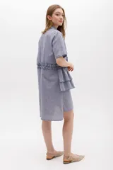 Vestido camisero color ladrillo con cuello, cartera y volados frontales y laterales en lino color lima. De calce relajado y mangas cortas.