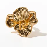 Anillo dorado con forma de flor.