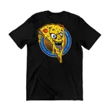 Remera negra de algodón con estampado gráfico en la espalda que representa una porción de pizza con rostro monstruoso y derretido, rodeada por un círculo con texto.