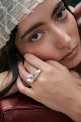 Anillo de plata 950 de diseño orgánico y escultural, con una silueta fluida y voluminosa.