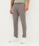 Pantalón de sarga corte súper skinny, color beige, con cierre de botón y cremallera, bolsillos laterales y traseros.