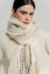 Bufanda larga de tejido de punto color crudo con diseño calado y pequeños detalles de color en forma de puntos.