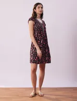 Camisón corto azul marino con estampado floral celeste, escote en V con puntilla blanca y botones.