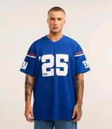 Remera deportiva azul con tecnología Dry, cuello en V, manga corta con estampado lettering y rayas contrastantes, estampado lettering NFL Giants.