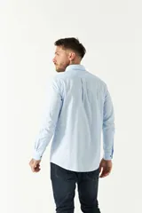 Camisa blanca de manga larga con fit regular y logo bordado.