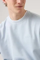 Sweater celeste de cuello redondo y corte holgado, con logo pequeño bordado al tono en el pecho.