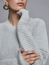 Sweater gris de tejido acanalado con textura, corte relajado, cuello redondo y mangas largas con abertura.