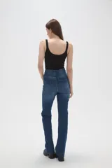 Pantalon de jean azul con corte flare y tiro alto, con cierre frontal y bolsillos.