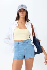 Short de jean negro de tiro alto con costuras verticales en el frente.