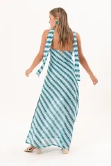 Vestido largo celeste y verde con patrón de zigzag, escote palabra de honor y detalle de lazo al cuello.