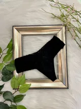 Bombacha tipo colaless de algodón con detalle de encaje en la parte frontal y laterales. Cuenta con forro interior de algodón.