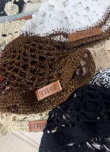 Casquete tejido a mano en hilo brilloso color cobre, con diseño tipo mesh.