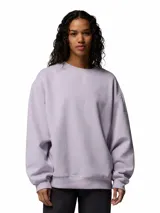 Buzo de cuello redondo color lila, con corte holgado y diseño minimalista. Presenta puños y dobladillo acanalados, con un pequeño logo bordado en el pecho.