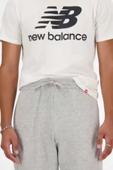Pantalón de jogging New Balance modelo MP41519 SE FT Jogger, color azul marino, de corte relajado con puños elásticos en los tobillos y pequeño logo bordado en la pierna izquierda.